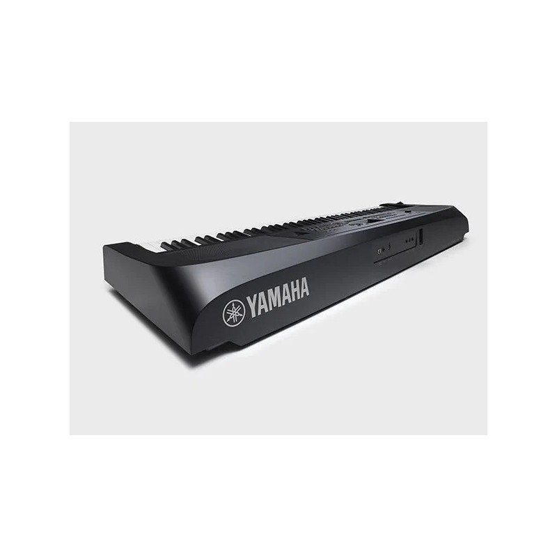 Yamah DGX-670 B - widok z tyłu