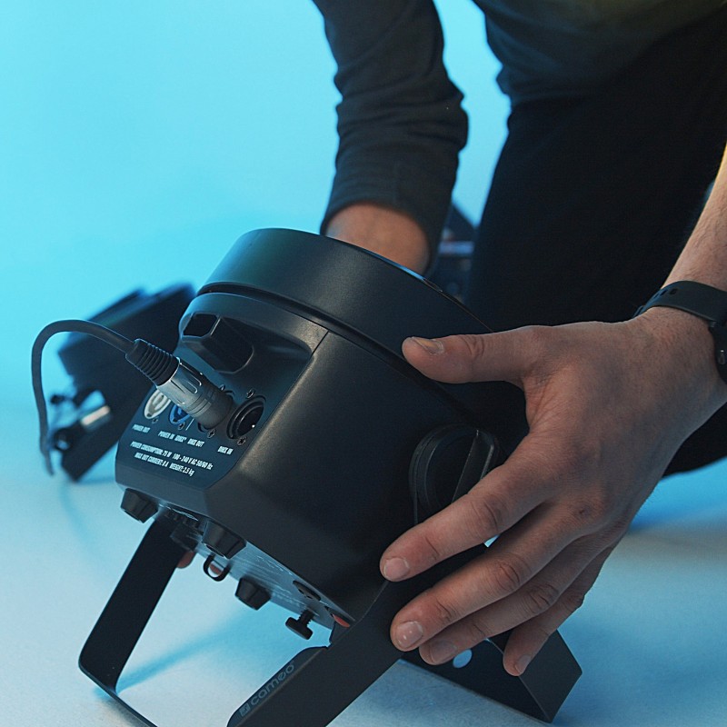 Cameo ROOT® PAR BATTERY - Reflektor LED PAR RGBW o mocy 5 × 4 W z akumulatorem - 12