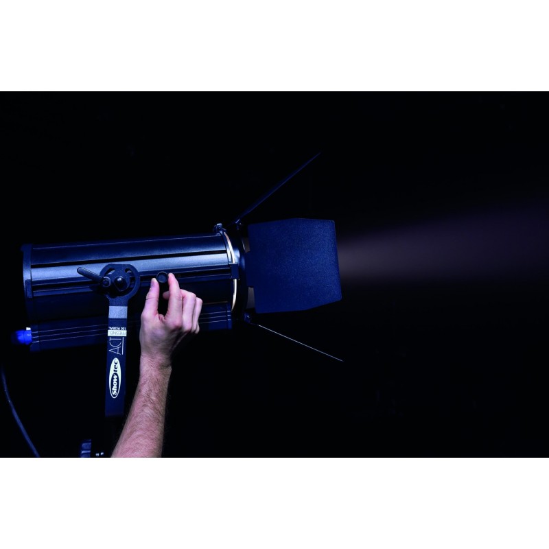 Showtec Reflektor teatralny ACT Fresnel 150 LED RGBAL