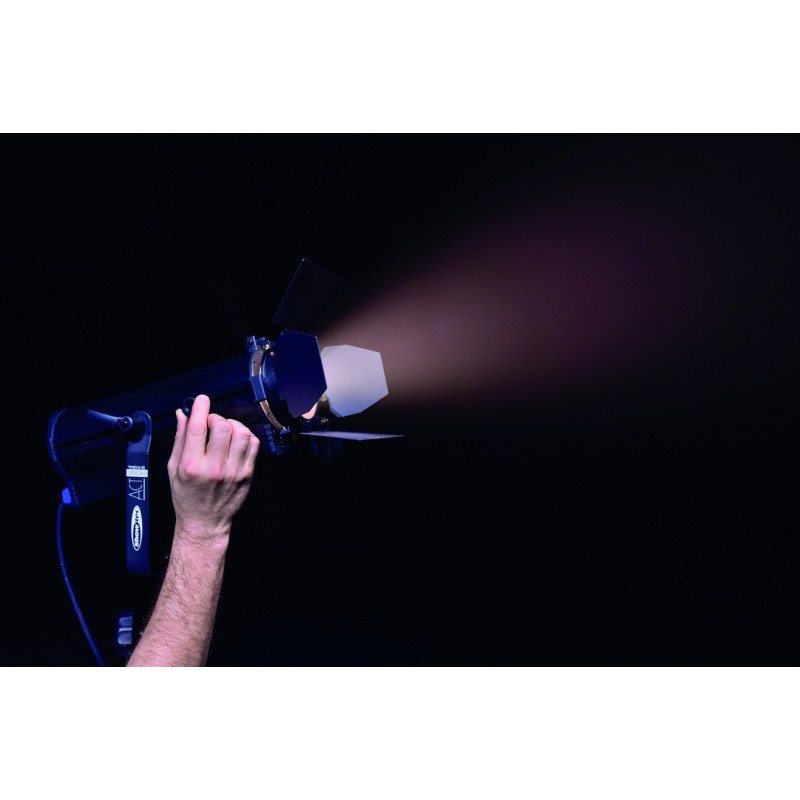 Showtec Reflektor teatralny ACT Fresnel 50 LED RGBAL