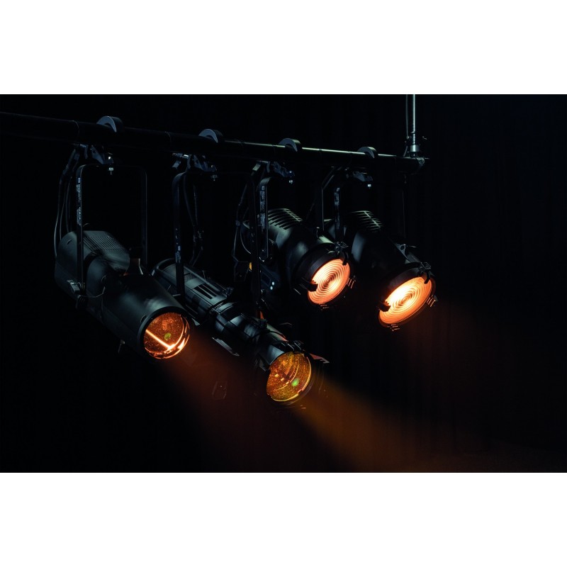 Showtec Reflektor teatralny Performer Profile Zoom 150 Q6 RGBACL