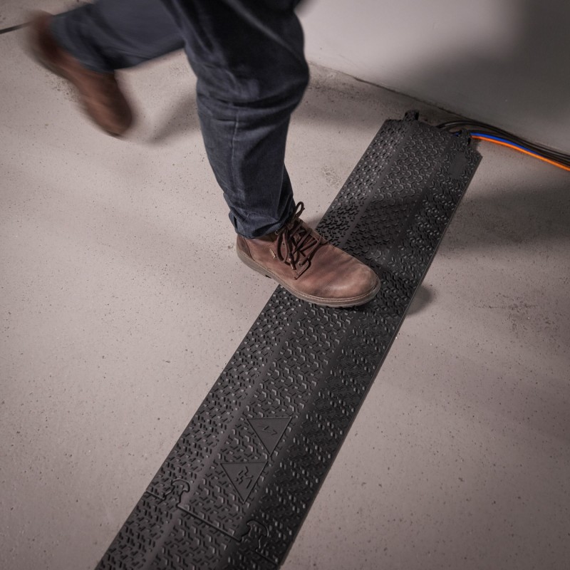 Defender XPRESS 100 BLK - Najazd kablowy