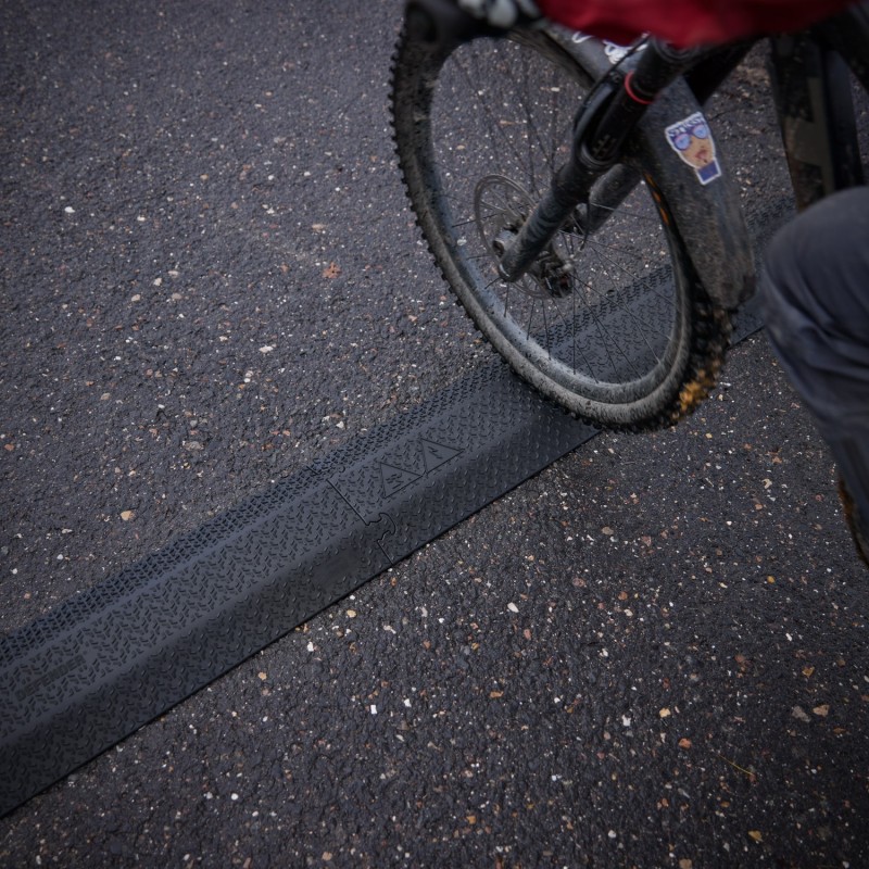 Defender XPRESS 100 BLK - Najazd kablowy