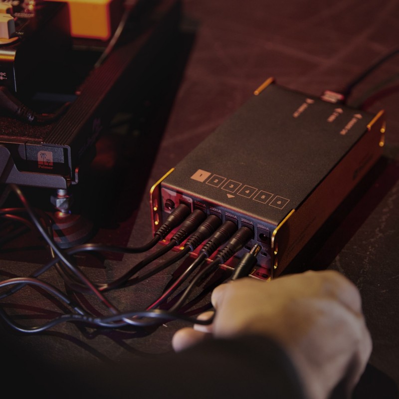 Palmer PWT 06 IEC - Uniwersalny zasilacz do pedalboardów z USB