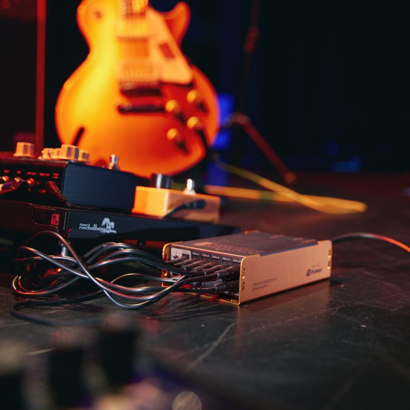 Palmer PWT 12 IEC - Uniwersalny zasilacz do pedalboardów z USB