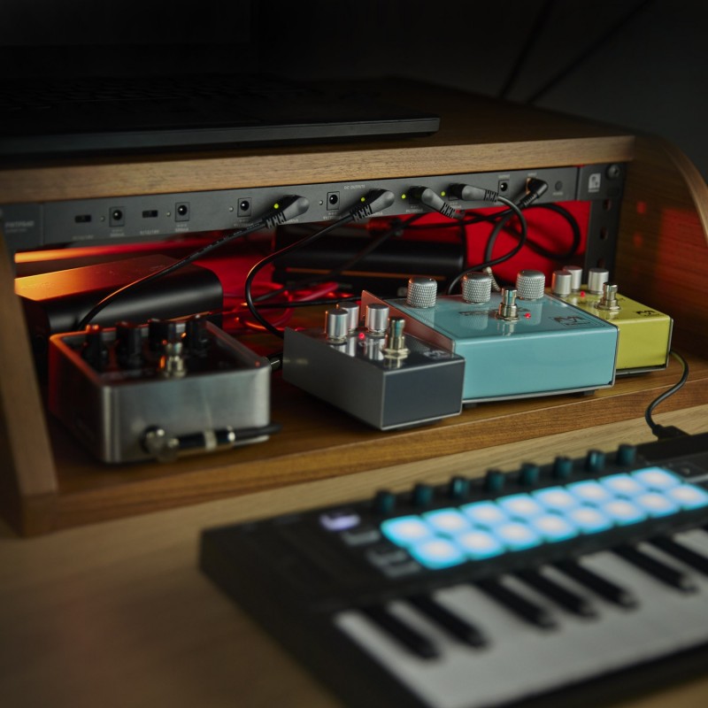 Palmer WT PB 40 RK - Zasilacz z 8 wyjściami do montażu w szafie rack