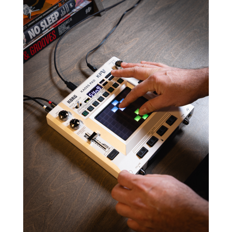 KORG KAOSS PAD V Efekt sampler pad - 6 - Samplery, Grooveboxy - KAOSS PAD V stanowi piątą generację legendarnych efektów KAOSS f