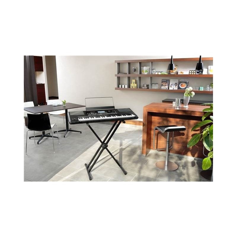 Korg PA300 - instrument na statywie