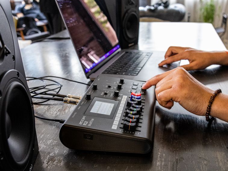 Zoom R12: INTERFACE + CONTROL SURFACE