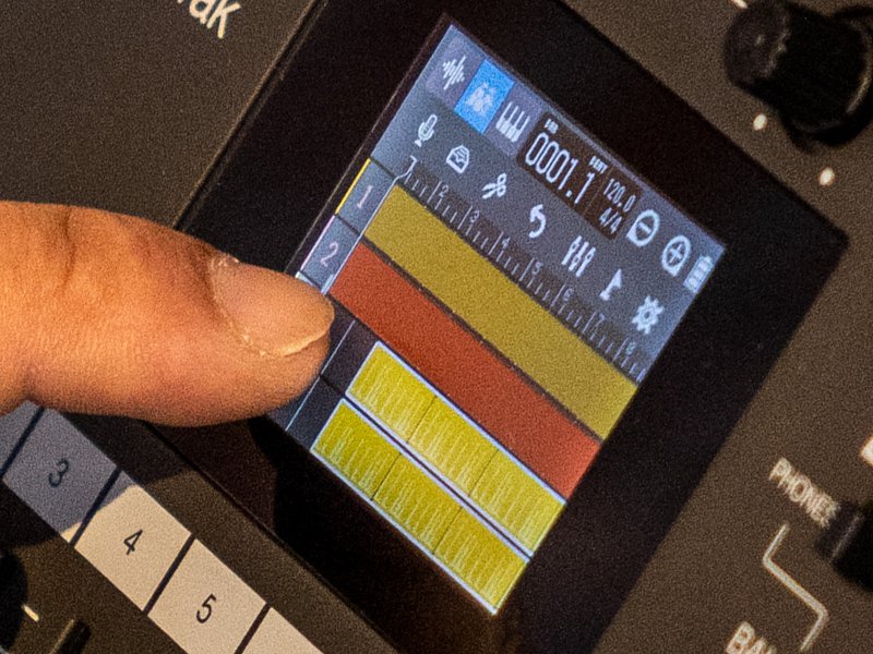 Zoom R12: With 150 preloaded drum loops